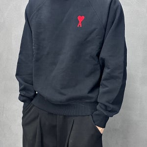 [아미] USW004.747 009 하트자수 크루넥 맨투맨 블랙 남성 맨투맨 TJ