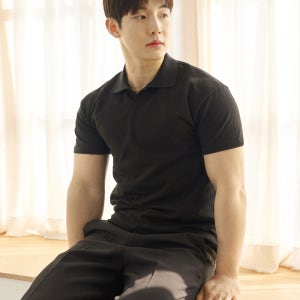 어깨넓어보이는 남자 머슬핏 반팔 오픈 카라 티셔츠