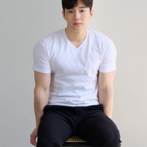 어깨넓어보이는 남자 머슬핏 반팔 브이넥 티셔츠