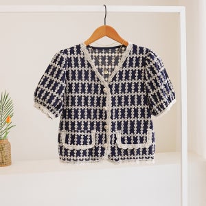 [원가이하SALE] 네이므 브이넥 자수 레이스 반팔 블라우스