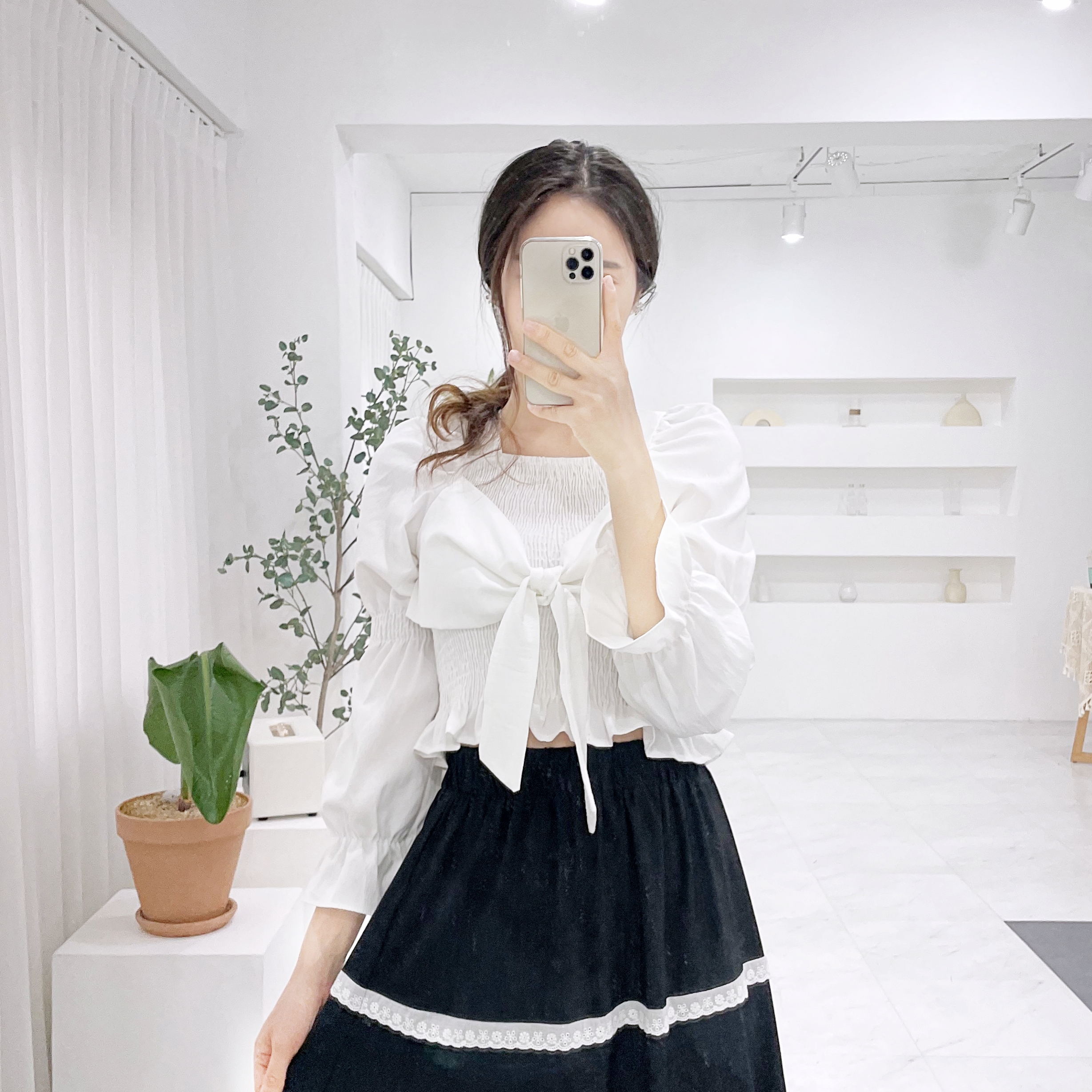 샤인컬러 봄 가을 로맨틱 여신 크롭 슬림핏 화이트 블랙 리본 밴딩 블라우스 데이트룩 2컬러