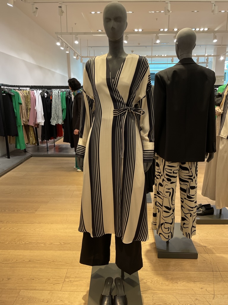 코스 STRIPED MIDI WRAP DRESS