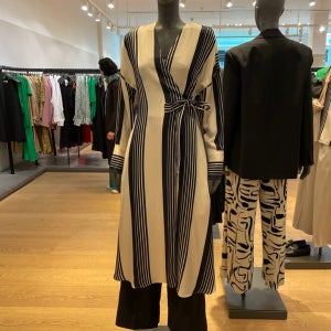 코스 STRIPED MIDI WRAP DRESS
