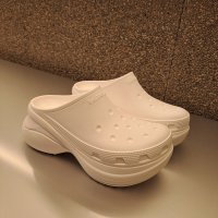 발렌시아가 crocs™ 여성 뮬 720762 W1S8E