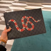 구찌 슈프림 스네이크 프린팅 남성 클러치 블랙 GUCCI Supreme Snake Clutch 473904 아울렛 토미샵