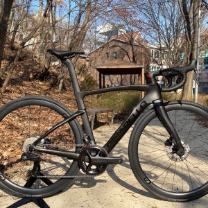 피나렐로 F7[RAZOR BLACK] 울테Di2 올라운드 카본 로드 바이크 완성차