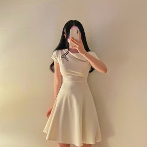 로나 입술넥 셔링 슬림핏 페미닌 플레어 미니 원피스