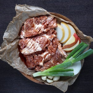 [포도원흑돼지] 양념숙성목살 800g 캠핑고기 수제돼지갈비 제주맛집