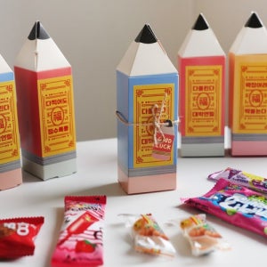 모듬컴퍼니 합격 연필 [시즌2 수능 시험 응원 선물 수험생 간식 과자 단체 세트 엿 초콜릿 사탕 고3 기원 부적 꾸러미 이벤트 포장]