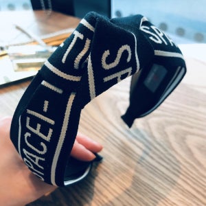 베이지 레터링 블랙 터번 와이드 꼬임 명품 더피오니 hairband