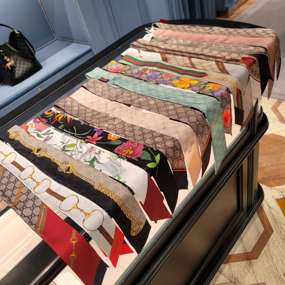 [국내백화점] 구찌 스카프 여자 방도 실크 플라워 명품 트윌리