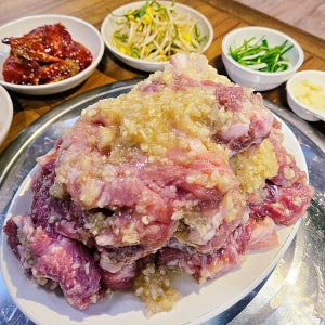 두꺼비숯불생갈비 수제 마늘 양념돼지갈비 캠핑고기 밀키트 왕구이 국내산 냉장 한돈