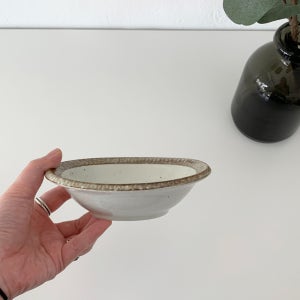 브라운 라인 디저트 볼 요거트