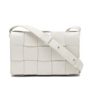 보테가베네타 인트레치아토 화이트 레더 실버 버튼 카세트백 578004