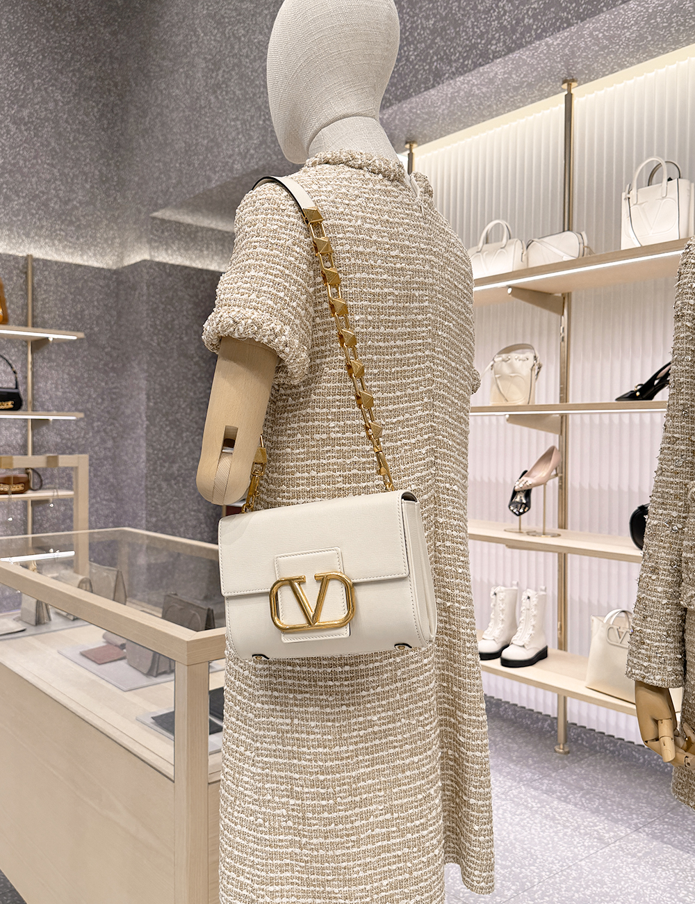 발렌티노 V로고 맥시 스터드 체인 스트랩 스터드 사인 숄더백 아이보리 / VALENTINO V LOGO MAXI STUD SIGN SHOULDER BAG [ZW0B0J96CPD]