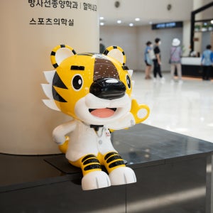 병원 내부 외부 인테리어 홍보효과 FRP 캐릭터 조형물 제작 업체