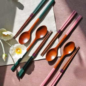 [오목칠] 사옹방 프리미엄 나뭇결 컬러 옻칠수저세트 - 4인 나무수저 숟가락 젓가락 각인