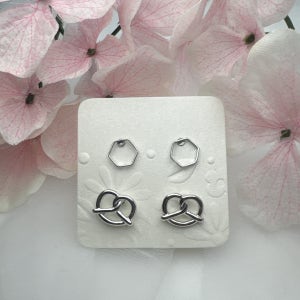 가벼운 프레첼 핸드메이드 무알러지 투명침 실리콘 귀걸이 2쌍 세트