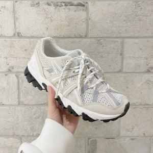 에미(Emmi) x 아식스 젤 소노마 15-50 화이트 스모크 그레이 1201A438-101 러닝화 한정판 데일리슈즈 운동화