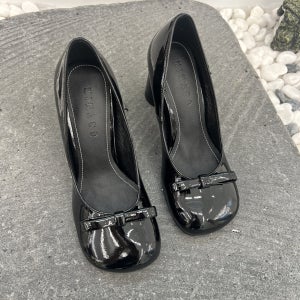 미나코 라운드토 글로시 러블리 리본 펌프스힐 디자이너슈즈