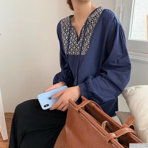브루크 플라워 자수 배색 매듭 블라우스 2col 봄 가을 루즈핏 벌룬 코튼 제이플로우