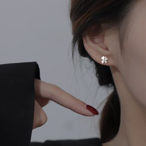 네잎클로버 행운 크리스탈 큐빅 미니 스터드 데일리 심플 여성 귀걸이 [실버] N220