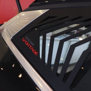 [카무] 디올뉴스포티지 C필러 타공 고퀄리티 튜닝 장식 맞춤 로고 데칼 몰딩