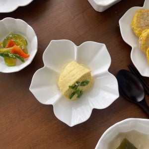 모이 플라워 앞접시 예쁜 홈카페 브런치 디저트 플레이트 화이트 도자기 찬기 그릇