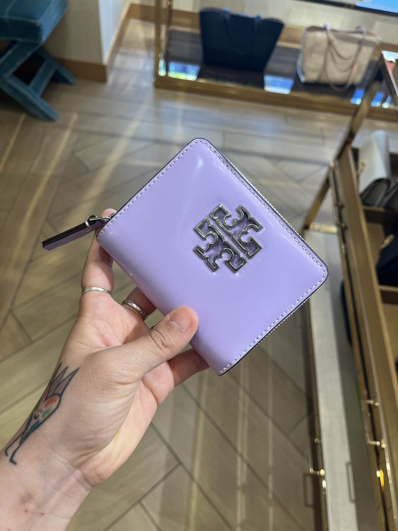 영국직구) 토리버치 BRITTEN 페이턴트 여성 반지갑 147641 /토리버치아울렛/토리버치직구/토리버치세일/토리버치면세점/영국명품아울렛/영국직구/해외직구