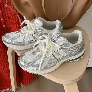 뉴발란스 남녀공용 1906 화이트 실버 스니커즈