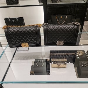 [국내백화점제품] 샤넬 보이백 미듐 블랙 빈티지 은장 캐비어 금장 내장칩버전 선물포장