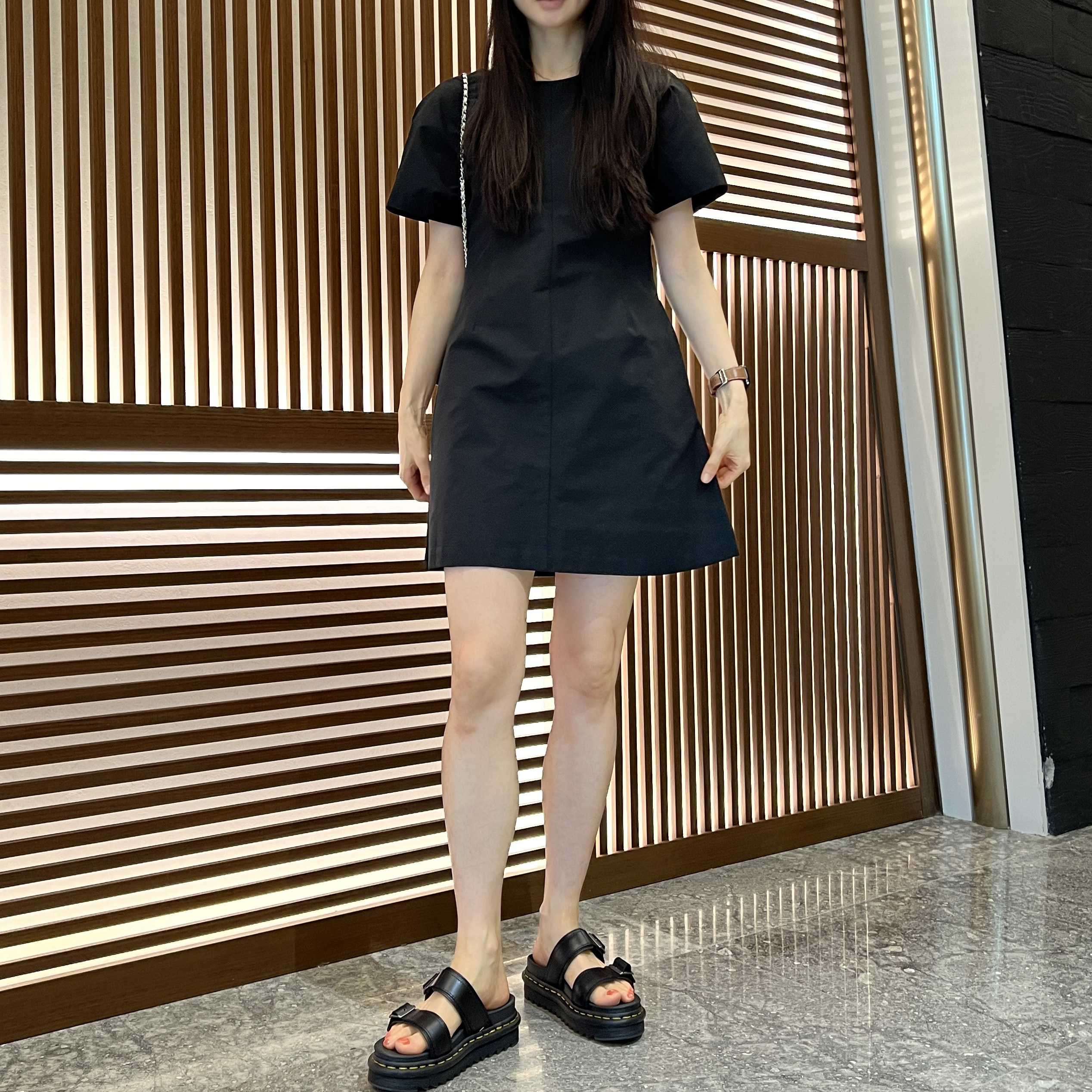 바스락 나일론 라운드넥 A라인 심플 반팔 미니 원피스 블랙 루즈핏 하객룩