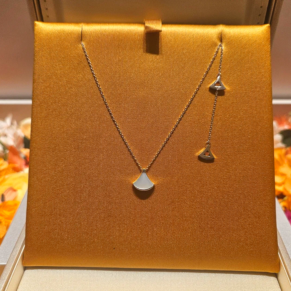 불가리 디바스 드림 신형 목걸이 (Specify details if available, otherwise just indicate newer version)