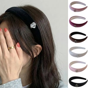 이미스 머리띠 하트 로고 펜던트 벨벳 새틴 와이드 헤어밴드