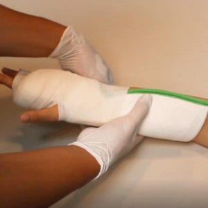 가짜 팔깁스 연출용 가짜 깁스