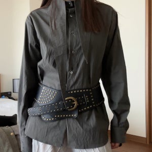 파인게이지 블레스 언발 카라넥 스카브 블라우스/챠콜