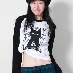 [드마크] 보스 캣 라글란 세미크롭 긴팔티셔츠 아이보리&블랙