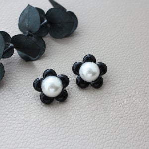 (신랑수업 심진화 협찬) 코코블링 블랙 플라워 볼드 진주 스터드 꽃 귀걸이