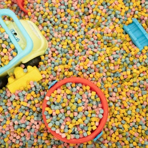 색 모래놀이 컬러 놀이용 칩 오감 촉감놀이 편백나무