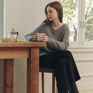 [제로스트릿][4컬러] 브이넥 펜던트 스웨터 V-NECK PENDANT SWEATER