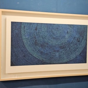 김환기 한정판 판화 원목액자 - 9-XII-71 216 거실 쇼파 호텔 회의실 인테리어