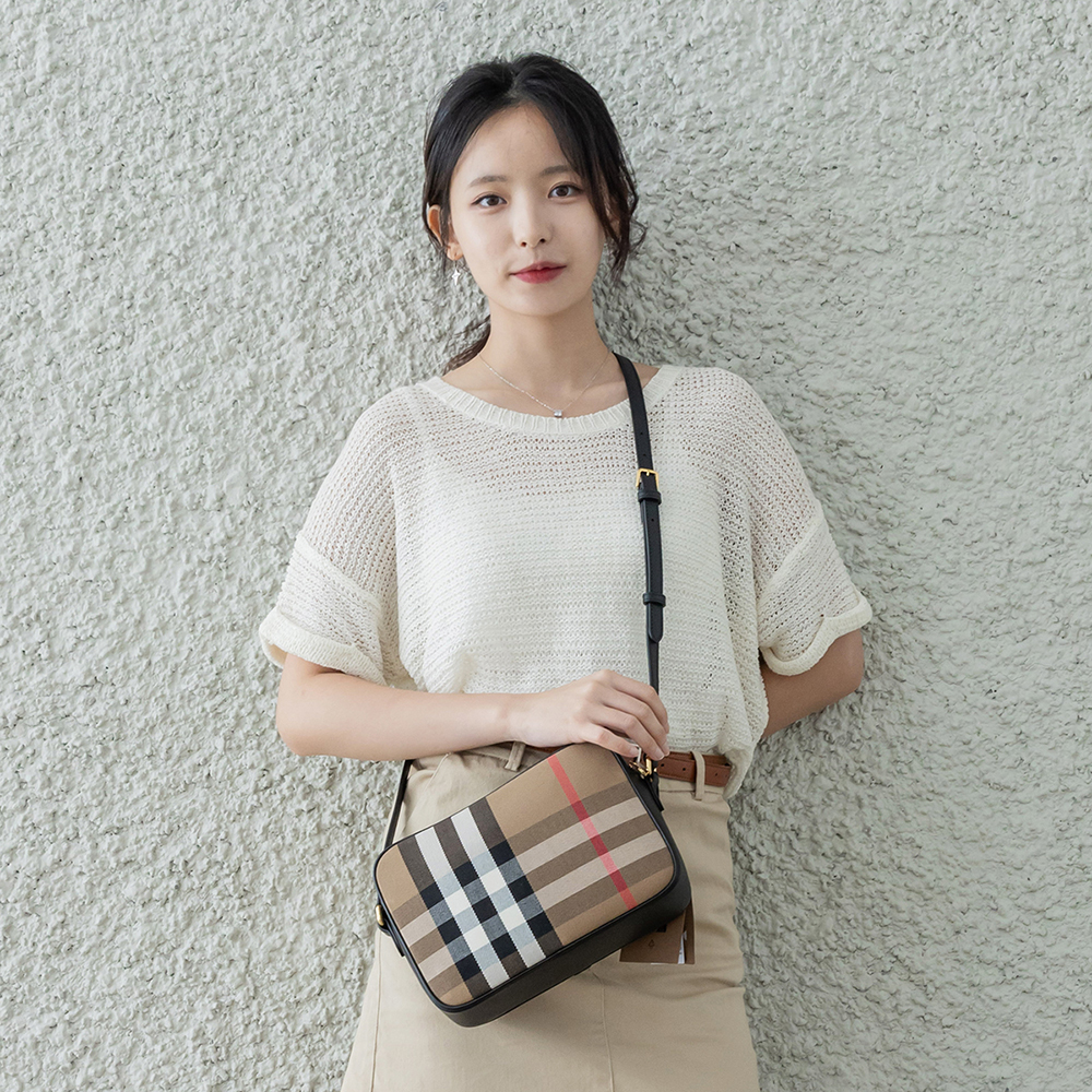 [국내아울렛 제품 당일발송] 버버리 캔버스 레더 체크 스몰 카메라백 경량 여성 크로스백 대표 이미지