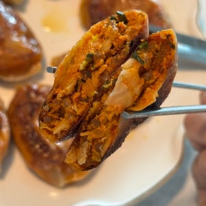 매운 김치만두 얇은피 수제 만두 0.4mm 청주 명물 야식 우아한만두