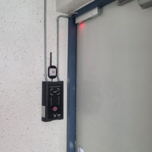 비상문 자동 개폐 장치 옥상문 방화문 출입문 도어 출입 통제 자동 개폐기