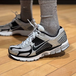나이키 줌 보메로 5 메탈릭 실버 블랙 Nike Zoom Vomero 5 FJ4151-004