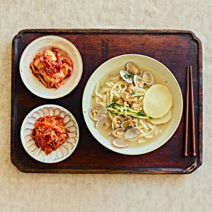 밀밭명가 바지락칼국수 캠핑음식 밀키트 1인분 무채 + 배추김치 포함