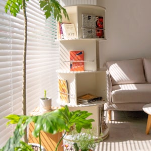 우드플레잉 스타일리시 회전책장 화이트 원목 전면 원형 회전책장