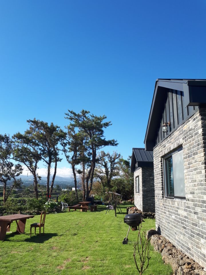 가족 친구 부모님 단체가 방문하기 좋은 동부 독채 제주도 조천읍 함덕 해변 인근 뷰좋은 감성 독채 민박 동쪽 펜션 숙박 예약 그린힐민박 / 2박이상 예약가능