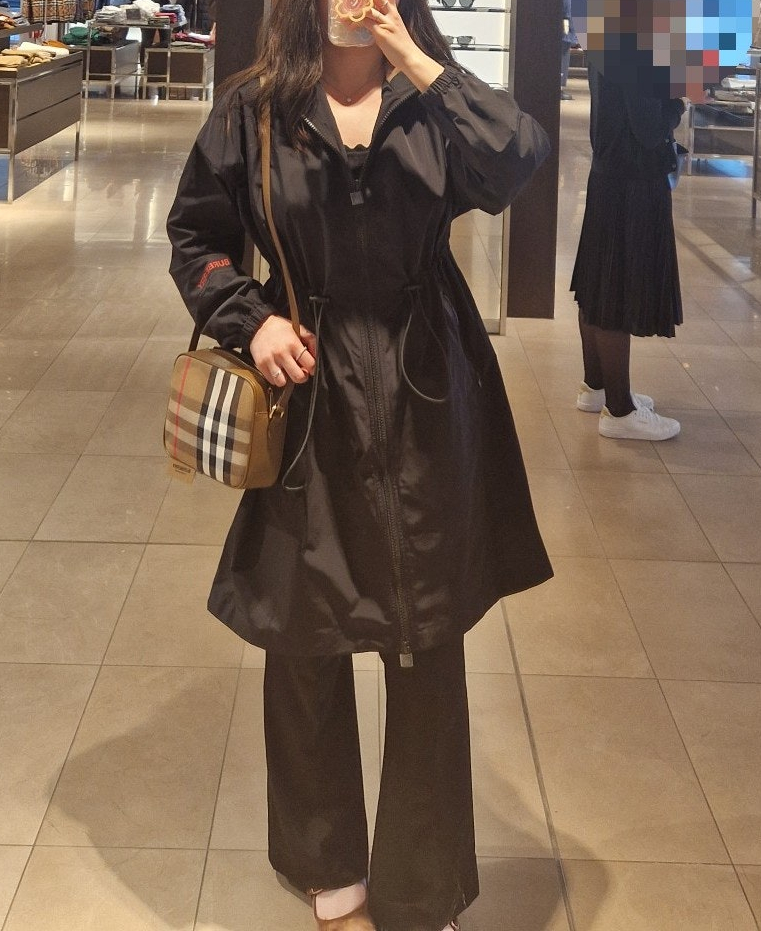 버버리 24S 25S 뉴 BIRLEY 소매 로고 롱 후드 바람막이 블랙 80842671 81040931