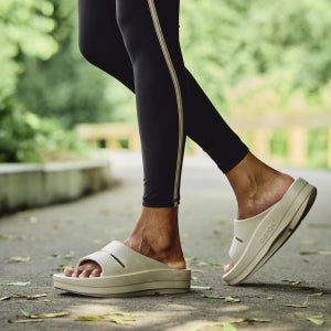 OOFOS OOmega OOahh 우포스 우메가 우아 리커버리 샌들 슬라이드 샌들 2000730